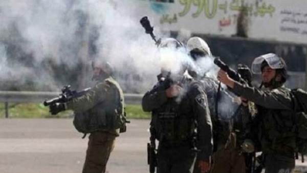 اندلاع مواجهات في الخليل بالضفة الغربية والاحتلال يطلق قنابل الغاز