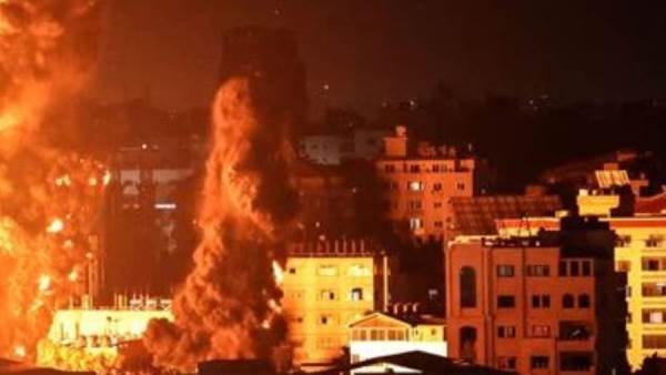 غارات إسرائيلية على غزة وعمليات نسف للمباني