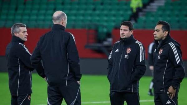 محاضرة فنية للاعبي الأهلي قبل التحرك إلى ملعب مولاي الحسن