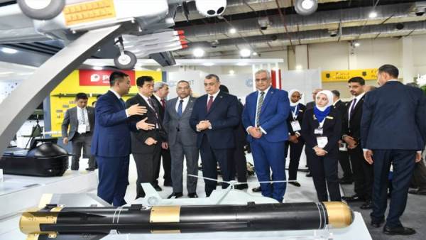 وزير الإنتاج الحربي يتفقد أجنحة الشركات العالمية المشاركة بمعرض "ايديكس"