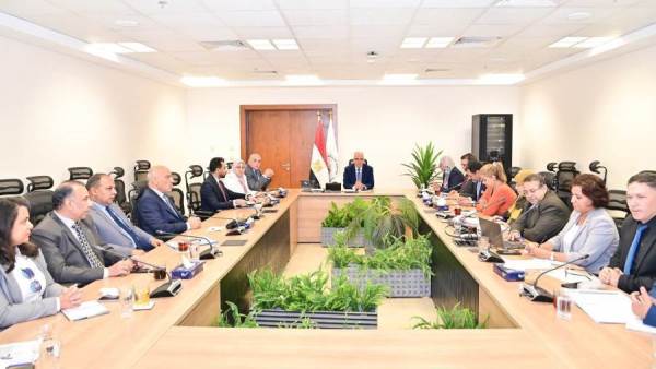   وزير الري يناقش مقترحات تطوير وحوكمة هيئة المساحة